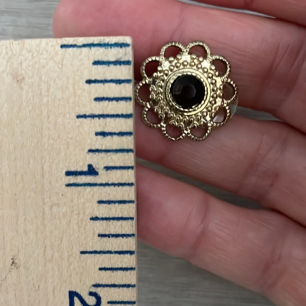 Bundle of gold fashion earrings - Picture 9 of 10
